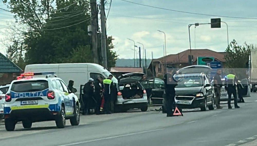 FOTO. Accident între două mașini lângă ștrandul din Tășnad. O femeie a ajuns la Urgență