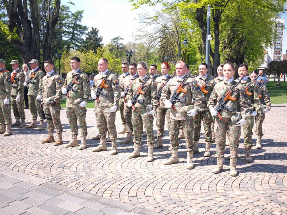Sute de bărbați așteptați la Centrul Militar Județean Satu Mare. Poliția le-a transmis ordinele de chemare