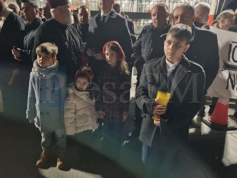 asteptare lumina sfanta1.jpg