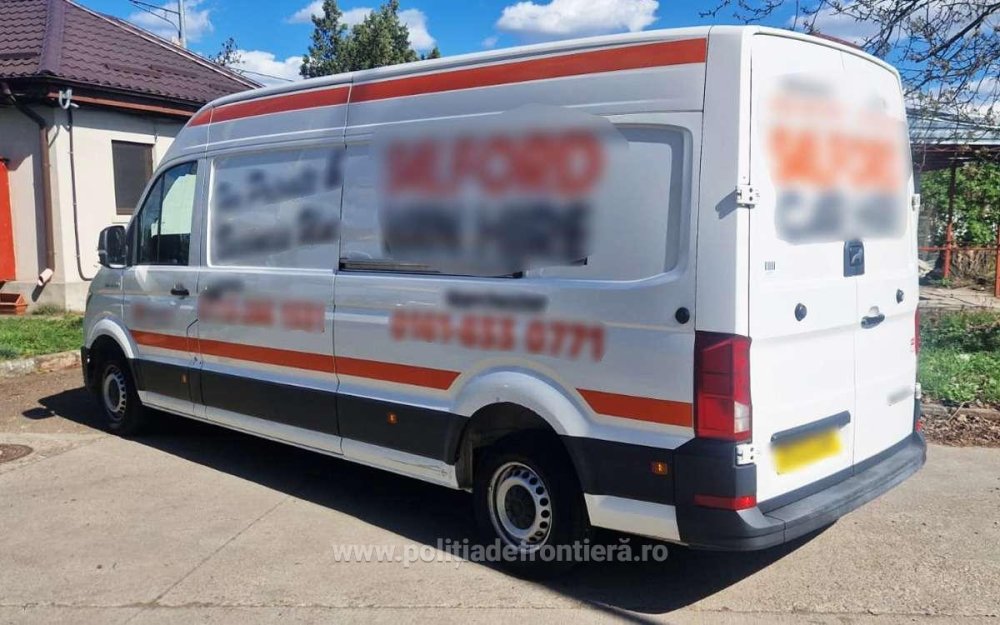 FOTO. Frontieriștii sătmăreni l-au lăsat fără autoutilitară. Șoferul are de dat explicații în fața oamenilor legii