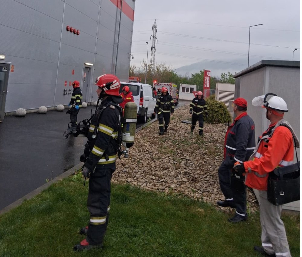 FOTO. Un mare magazin din Baia Mare, închis după o explozie. O persoană a fost rănită