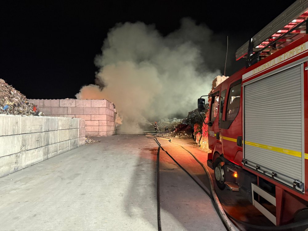 FOTO. Incendiu în municipiul Satu Mare. Mobilizare a pompierilor la ceas de seară