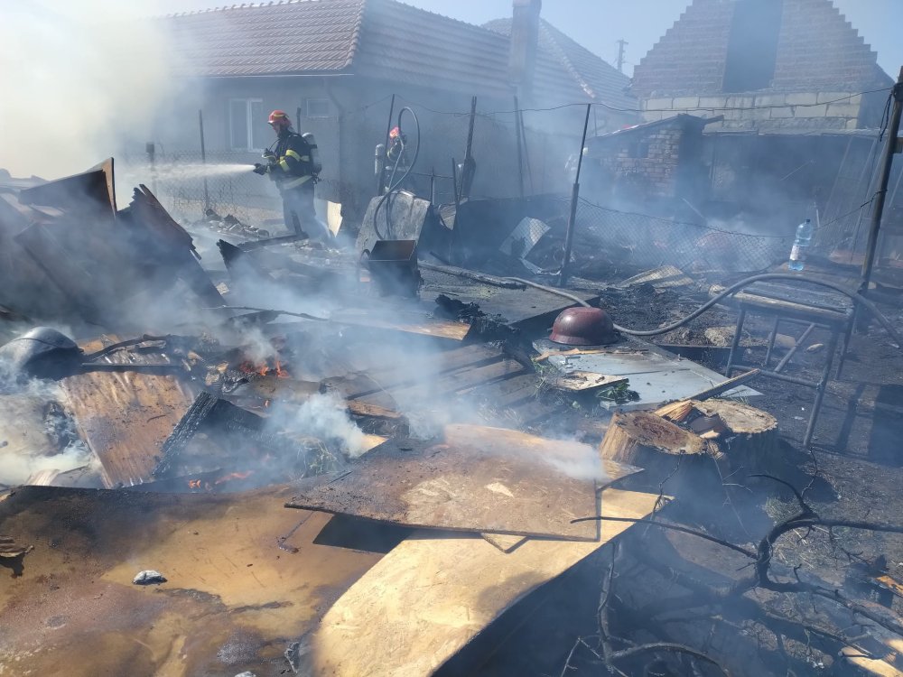 incendiu pompieri atelier auto soare senin (2).jpg