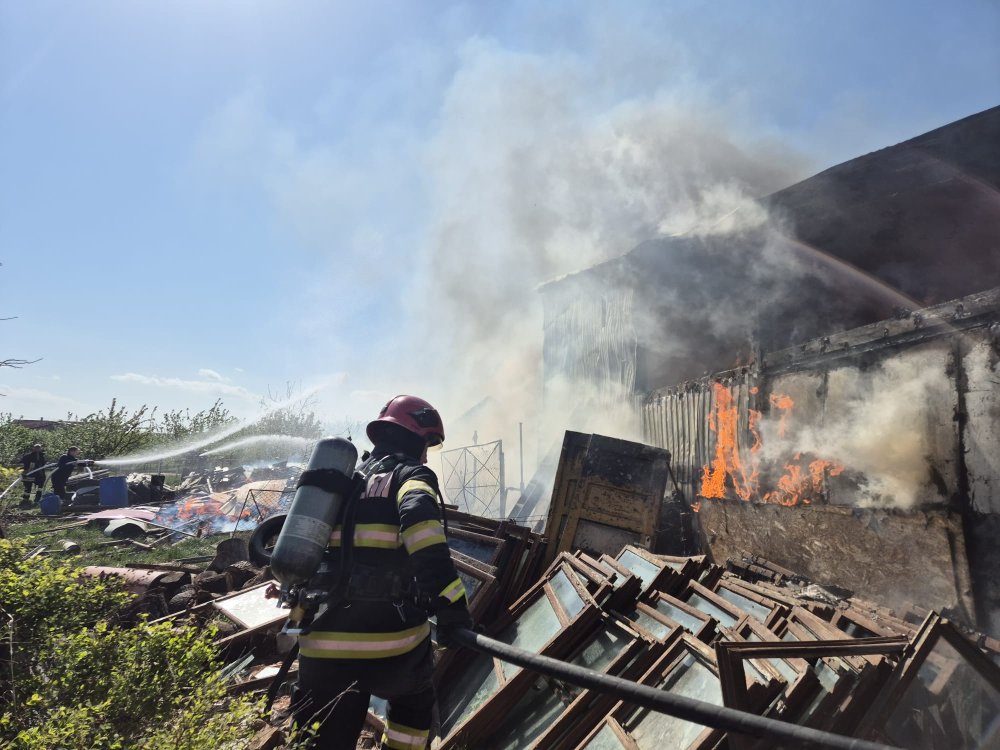 incendiu pompieri atelier auto soare senin (3).jpg
