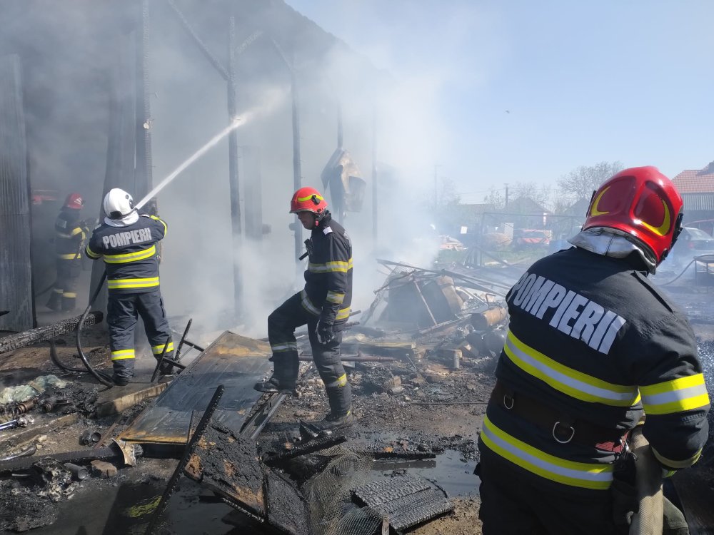 incendiu pompieri atelier auto soare senin (4).jpg
