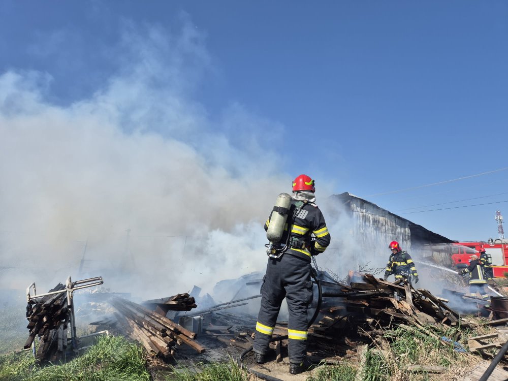incendiu pompieri atelier auto soare senin (5).jpg