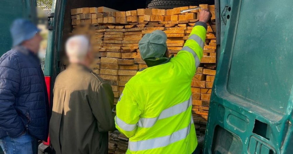 FOTO. Și-a pus lemnele în dubă și a vrut să le aducă în Satu Mare. S-a ales cu o amendă de mii de lei