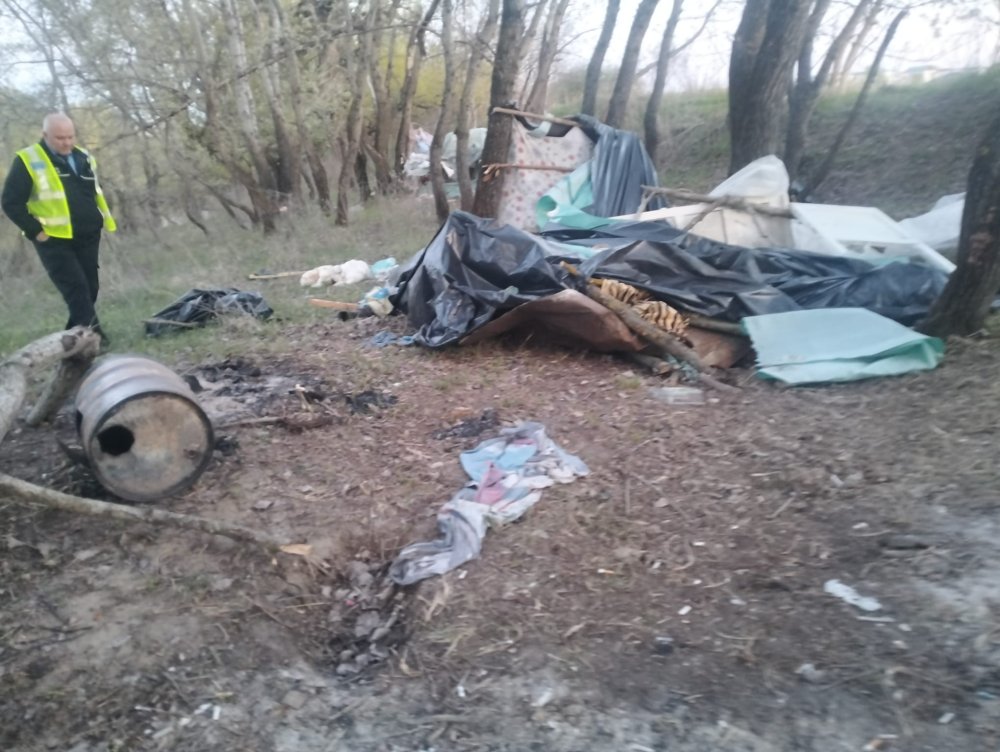 FOTOGALERIE. Invazie de persoane fără adăpost pe malul Someșului, în zona de picnic din Satu Mare!