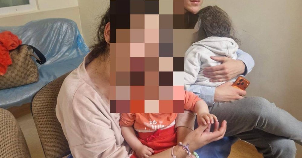 FOTO. O sătmăreancă și copiii ei, victime ale violenței domestice. Au ajuns în stradă chiar de sărbători