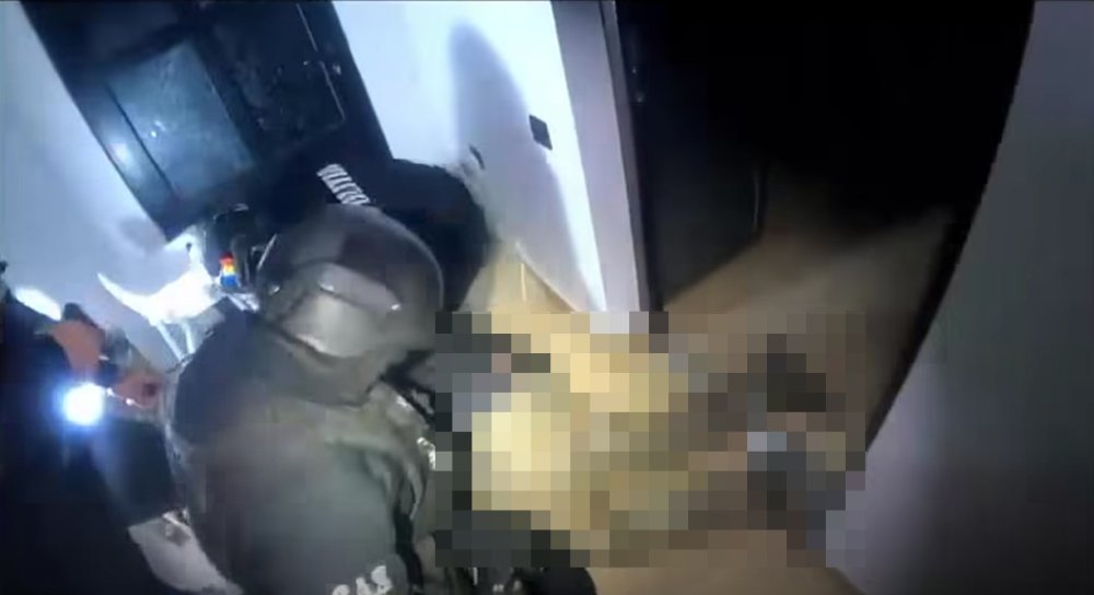 VIDEO. Și-a amenințat soția și socrii, iar când au venit mascații, a deschis focul. Bărbatul a fost împușcat mortal