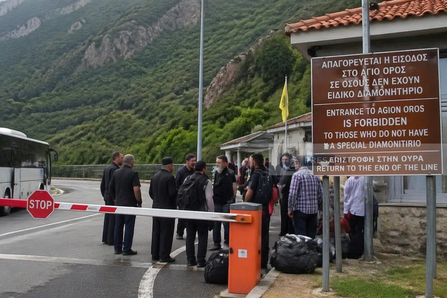 Sătmăreni blocați la poalele Muntelui Athos de câteva zile. Autoritățile nu îi lasă să treacă
