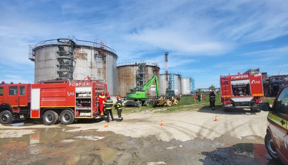 pompieri interventie balon de apă combustibil rezervoare (1).jpg