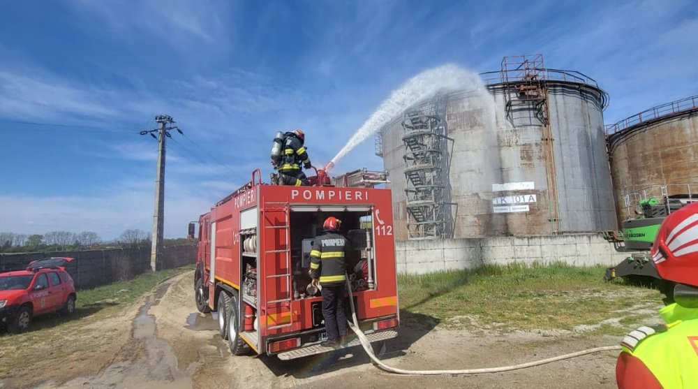 pompieri interventie balon de apă combustibil rezervoare (2).jpg