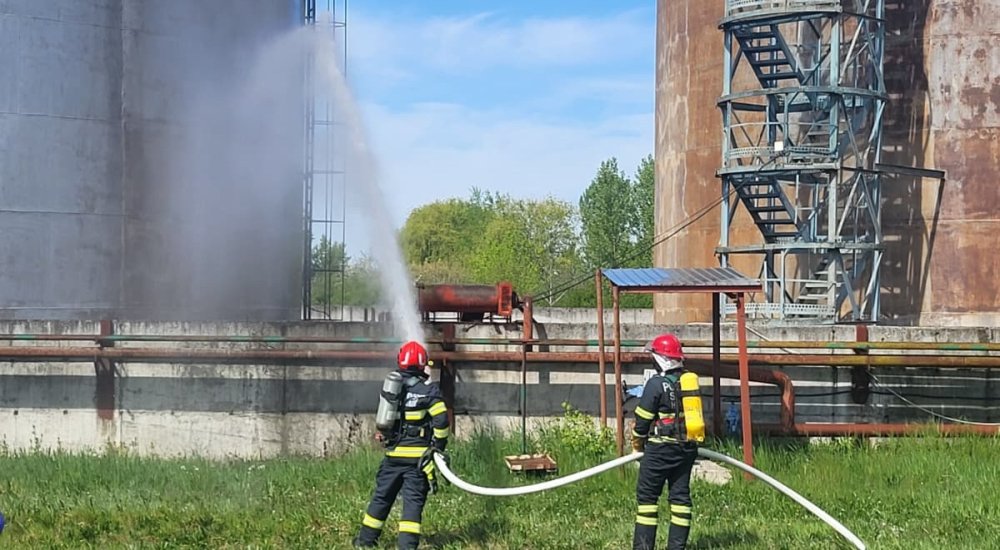 pompieri interventie balon de apă combustibil rezervoare (3).jpg