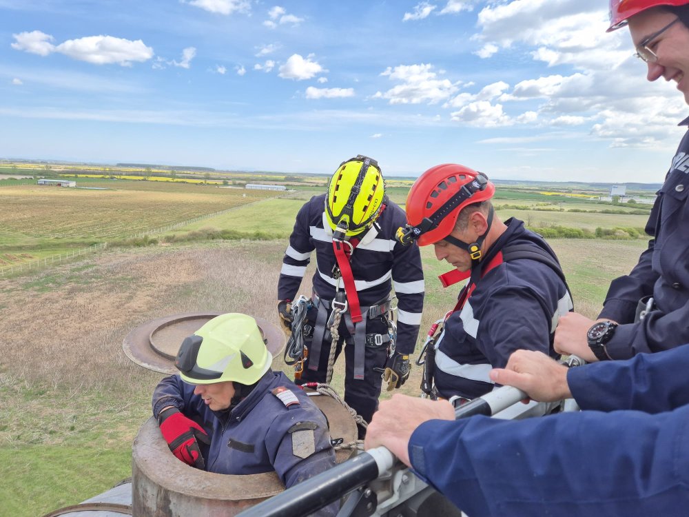 pompieri interventie balon de apă combustibil rezervoare (4).jpg