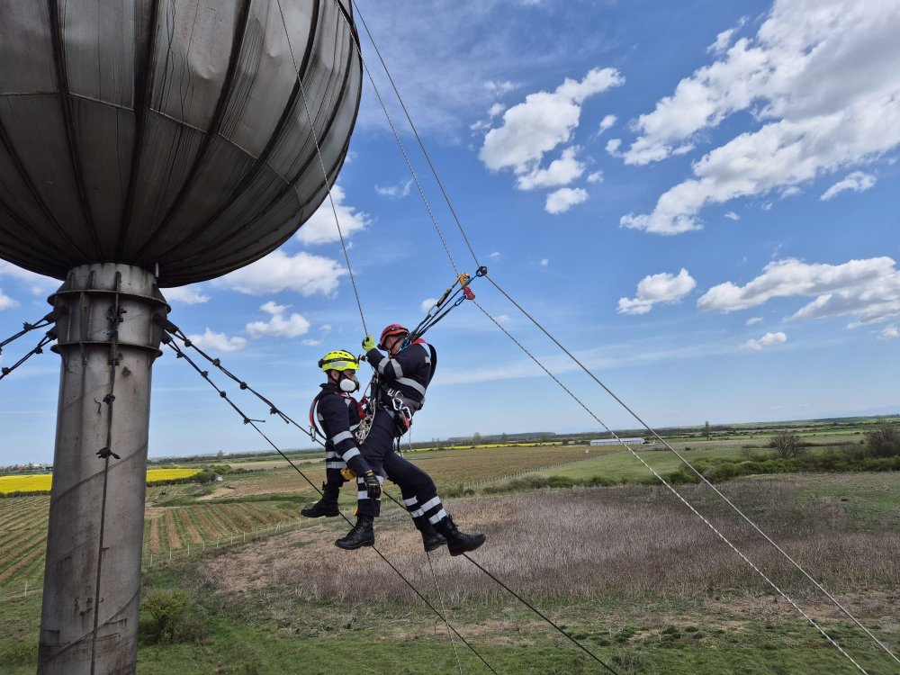 pompieri interventie balon de apă combustibil rezervoare (5).jpg