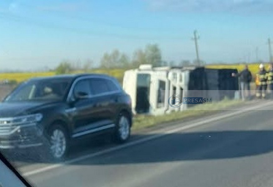 tir rasturnat aeroport satu mare.jpg