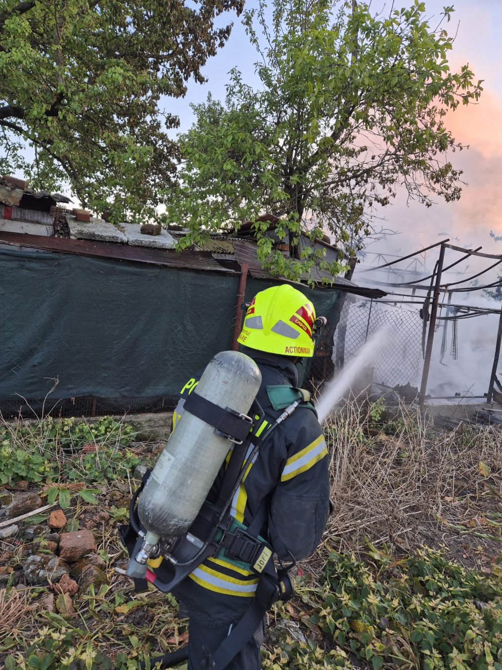 incendiu vegetatie pompieri3.jpg