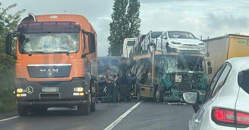 FOTO. Accident cu victime, în lanț, în Livada! Un TIR a lovit un microbuz și un camion