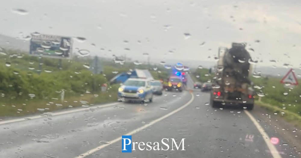 accident TIR în șanț1.jpg