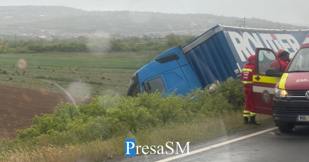 FOTO. Un ansamblu de vehicule a rupt balustrada unui pod pe zeci de metri. Accident la limita județului Satu Mare