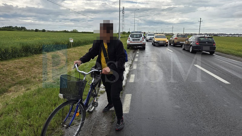 FOTO. Biciclist acroșat de o mașină, pe DN19F, Satu Mare - Odoreu