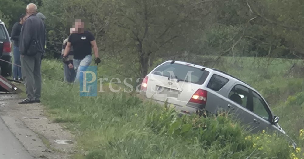 FOTO. O mașină a intrat în șanț, lângă Aquastar, în municipiul Satu Mare