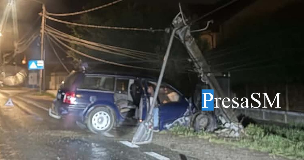 FOTO. O șoferiță a lovit o mașină și a spulberat un stâlp, pe B-dul Lucian Blaga din Satu Mare