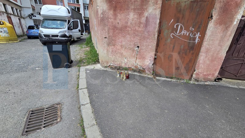 Crimă Satu Mare 14 mai lumânări.jpg