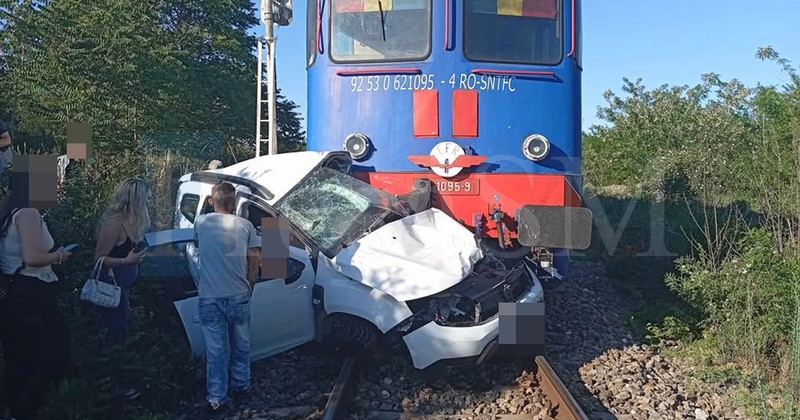 FOTO. Doi morți, astăzi, după ce mașina le-a fost spulberată de trenul Satu Mare - Oradea