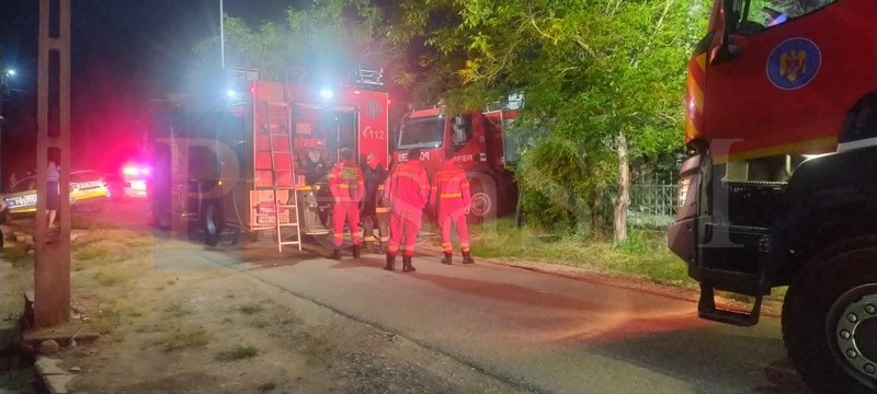 incendiu pompieri noaptea1.jpg