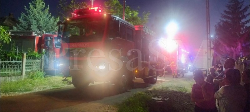 incendiu pompieri noaptea.jpg