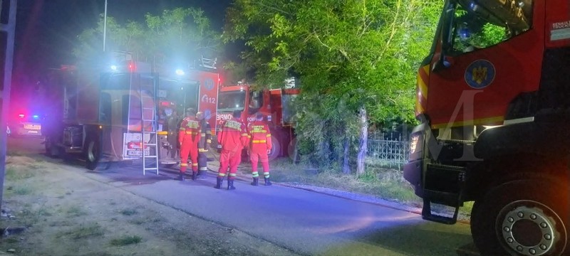 incendiu pompieri noaptea3.jpg