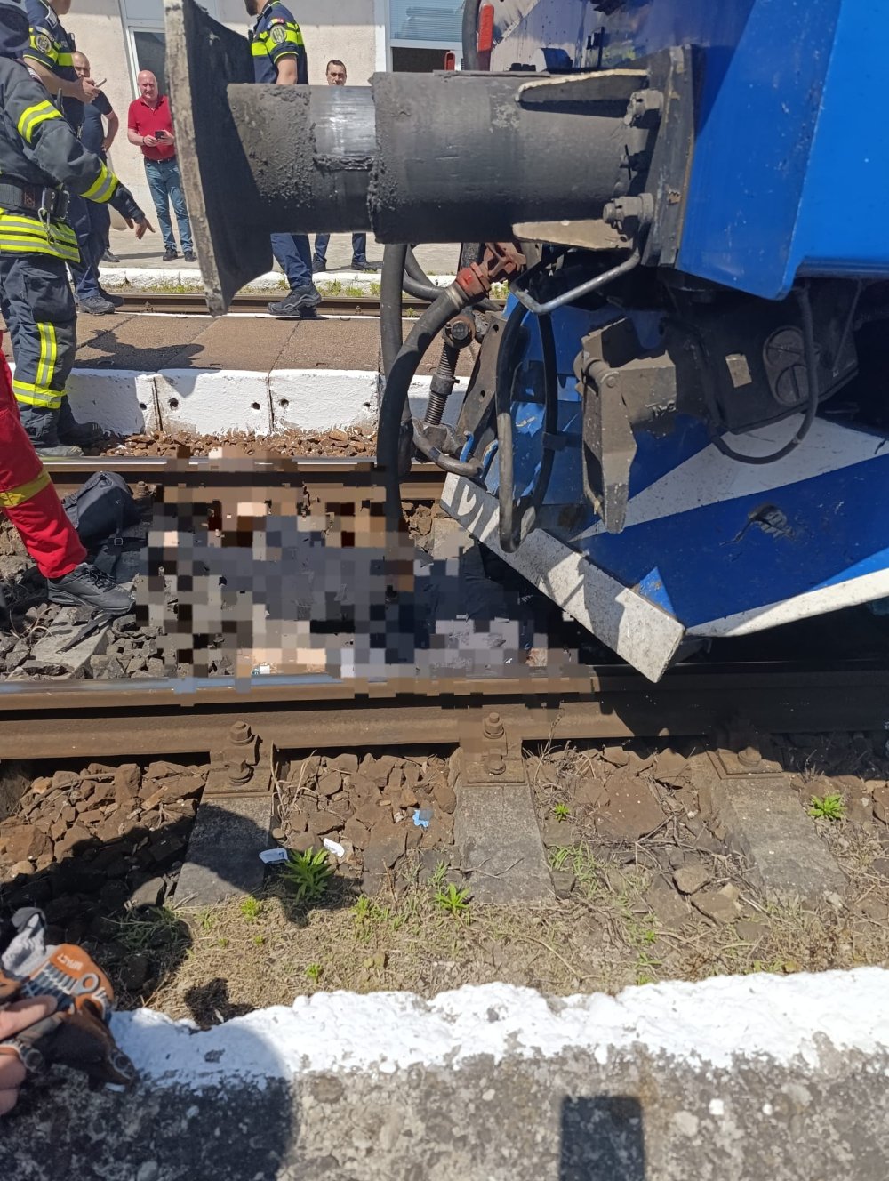 femeie lovita de tren pompieri.jpg