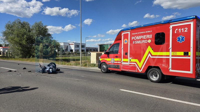 Motociclist rănit într-un accident la Carei. Un șofer de 82 de ani nu i-ar fi acordat prioritate