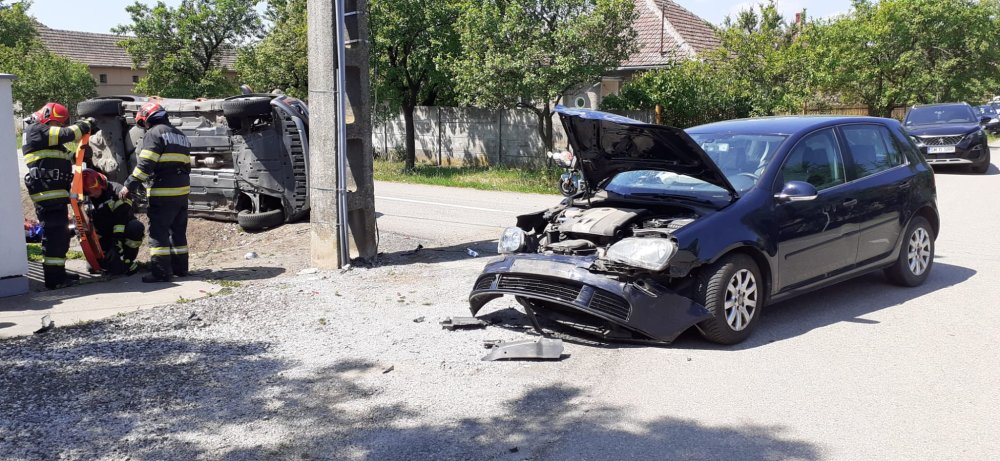 FOTO. Accident grav, mașină răsturnată si victime încarcerate in Carei