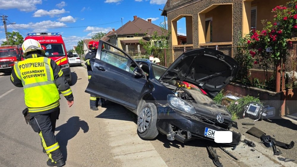 FOTO. Accident în județul Satu Mare. Un șofer s-a răsturnat, astăzi, cu mașina în șanț, încarcerat