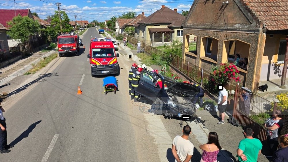 FOTO. Polițiștii sătmăreni explică cum s-a petrecut accidentul din Boghiș. Șoferul a ajuns la spital