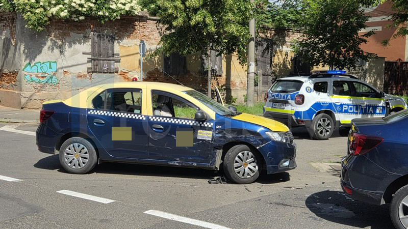 FOTO. Accident la intersecția străzilor Corvinilor și Simion Bărnuțiu din Satu Mare. Un taximetrist ar fi fost rănit