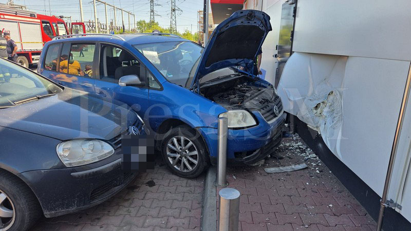 FOTO/VIDEO. Accident în municipiul Satu Mare. A intrat cu mașina într-un magazin