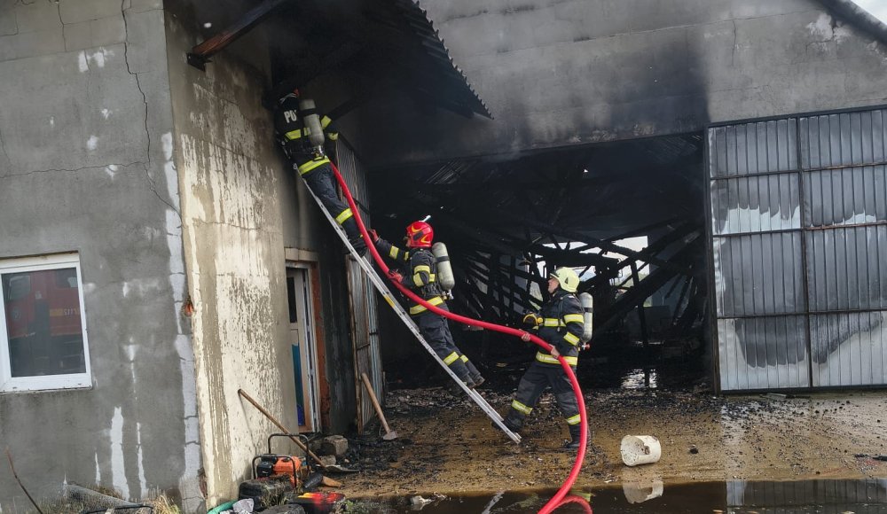 INCENDIU HALA POMPIERI CEREALE FERMA (3).jpeg