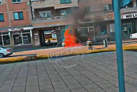 INCENDIU MASINA FLACARI CAREI POMPIERI (2).jpg