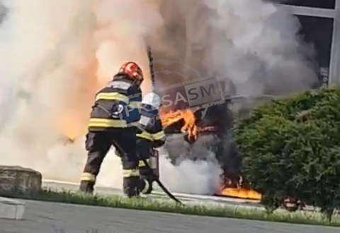 INCENDIU MASINA FLACARI CAREI POMPIERI (4).jpg
