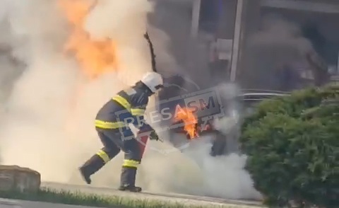 INCENDIU MASINA FLACARI CAREI POMPIERI (5).jpg