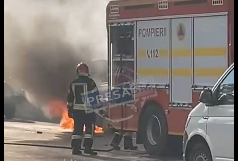 INCENDIU MASINA FLACARI CAREI POMPIERI (6).jpg