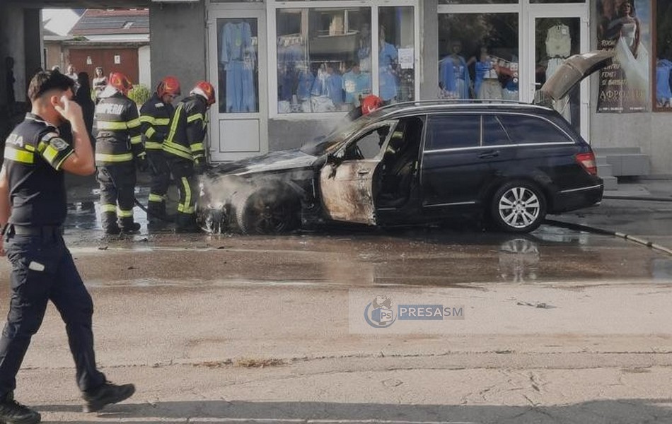 INCENDIU MASINA FLACARI CAREI POMPIERI (7).jpg