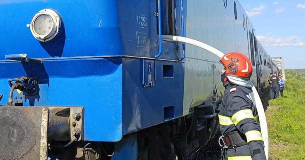 FOTO/VIDEO. Incendiu la locomotiva trenului Satu Mare - Baia Mare - București. Au intervenit pompierii din județul vecin