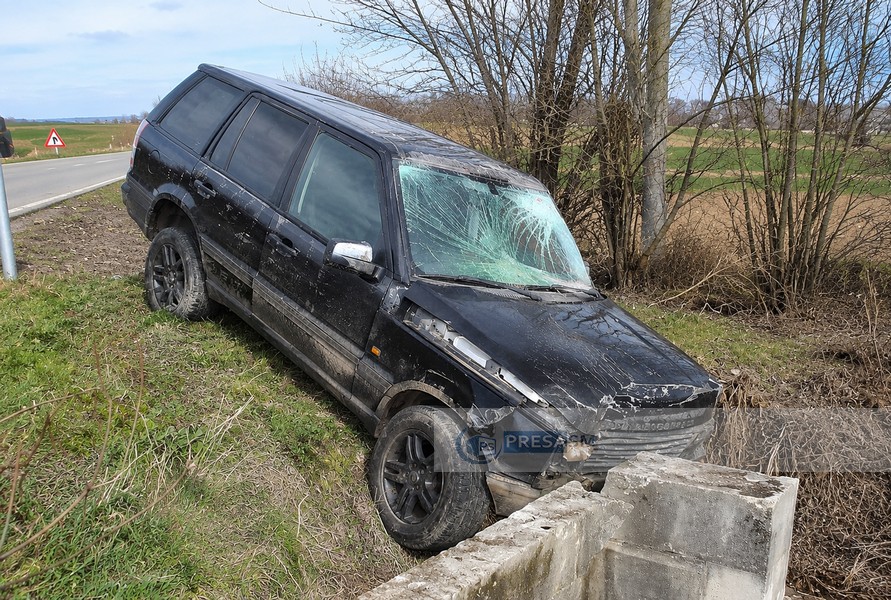 OAȘ. Un tânăr (22 ani) și-a făcut praf Land Rover-ul într-un cap de pod, la ieșirea din bar 