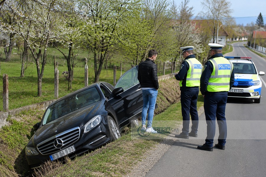 Șofer cu alcoolemie uriașă, a lovit un pieton, a fugit și a ajuns apoi cu mașina în șanț