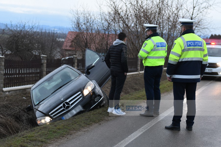 Sătmăreanul a ajuns cu mașina în șanț. A cerut ajutor, ”dar nu se putea ține pe picioare”. Martorii au sunat la 112